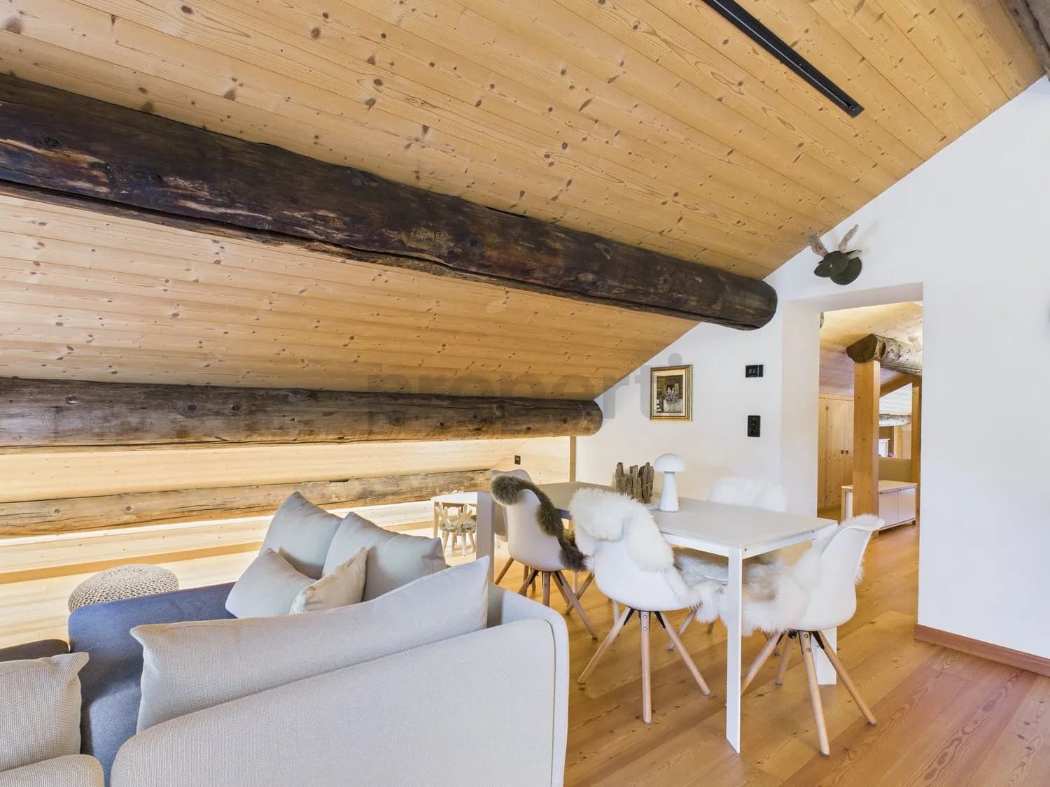 Tradition trifft Komfort: 2.5 Zimmer Zweitwohnung in Nufenen  naturverbunden und doch modern