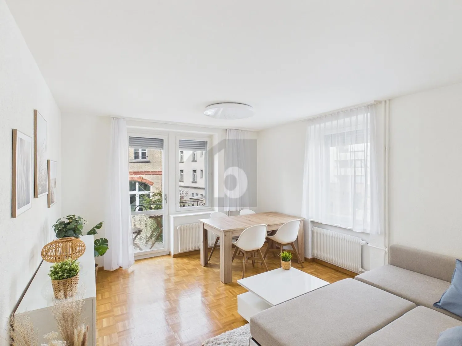 ZENTRAL UND LICHTDURCHFLUTET MIT BALKON