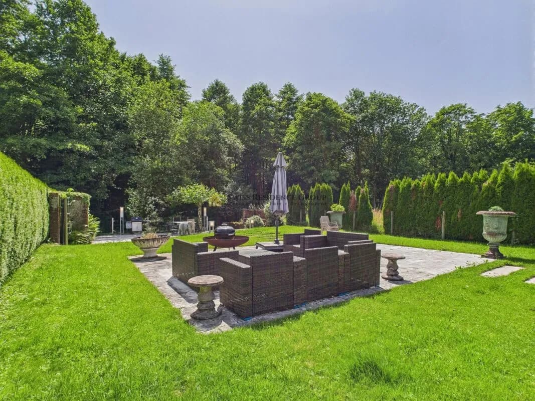 Exklusives Doppelfamilienhaus mit Gartenparadies und Waldblick in Rüschlikon