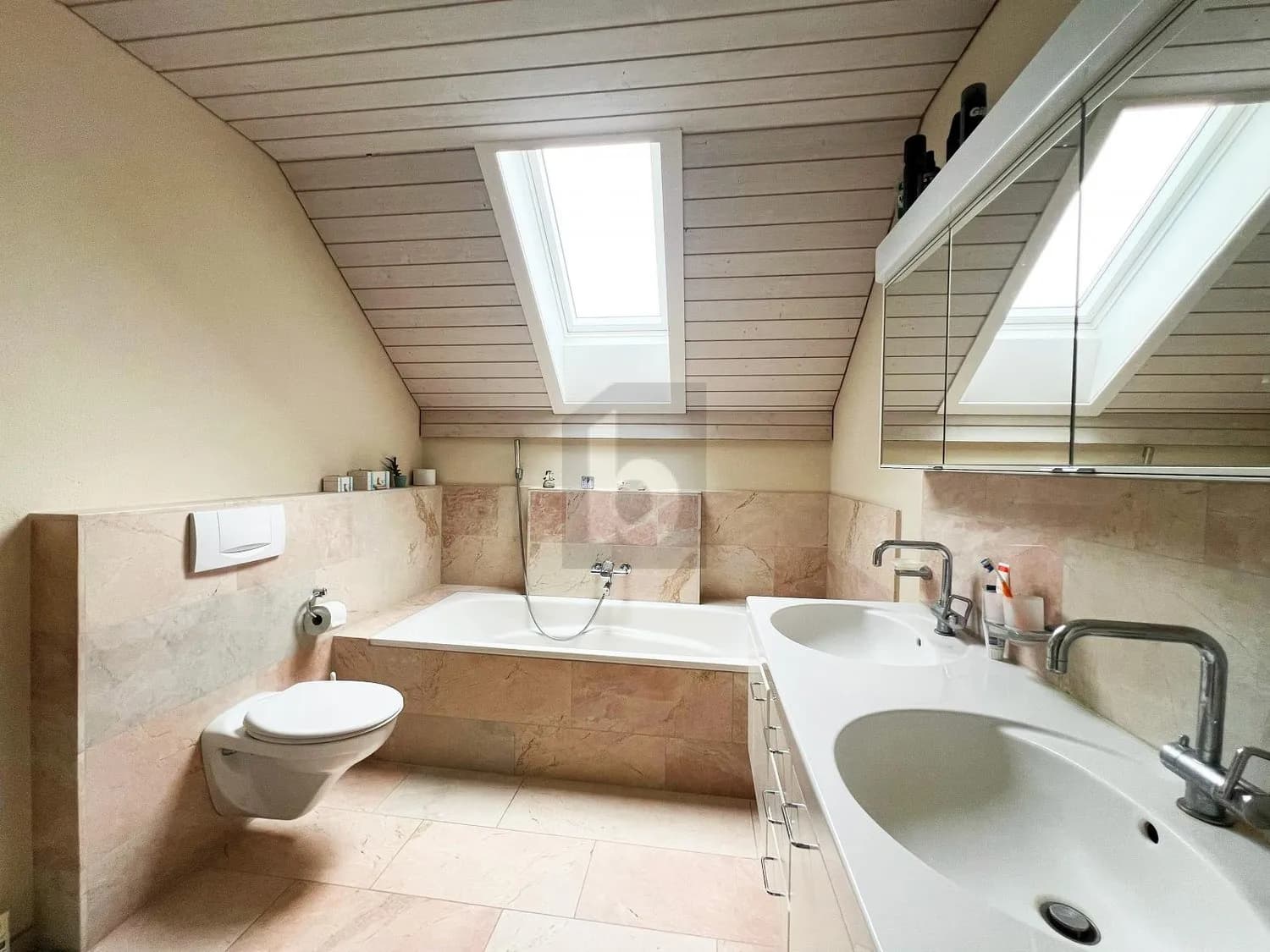 FAMILIENFREUNDLICH MIT GARTEN UND VIEL PLATZ!