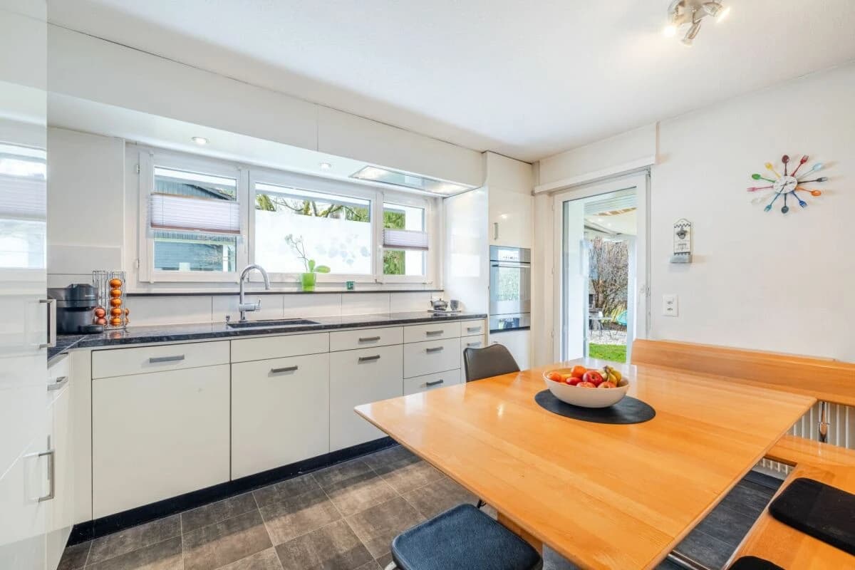 MODERNISIERTES 6.5-ZIMMER-EINFAMILIENHAUS IN RUHIGER LAGE ? FAMILIENFREUNDLICH, MIT GEPFLEGTEM GARTEN UND SCHULNÄHE