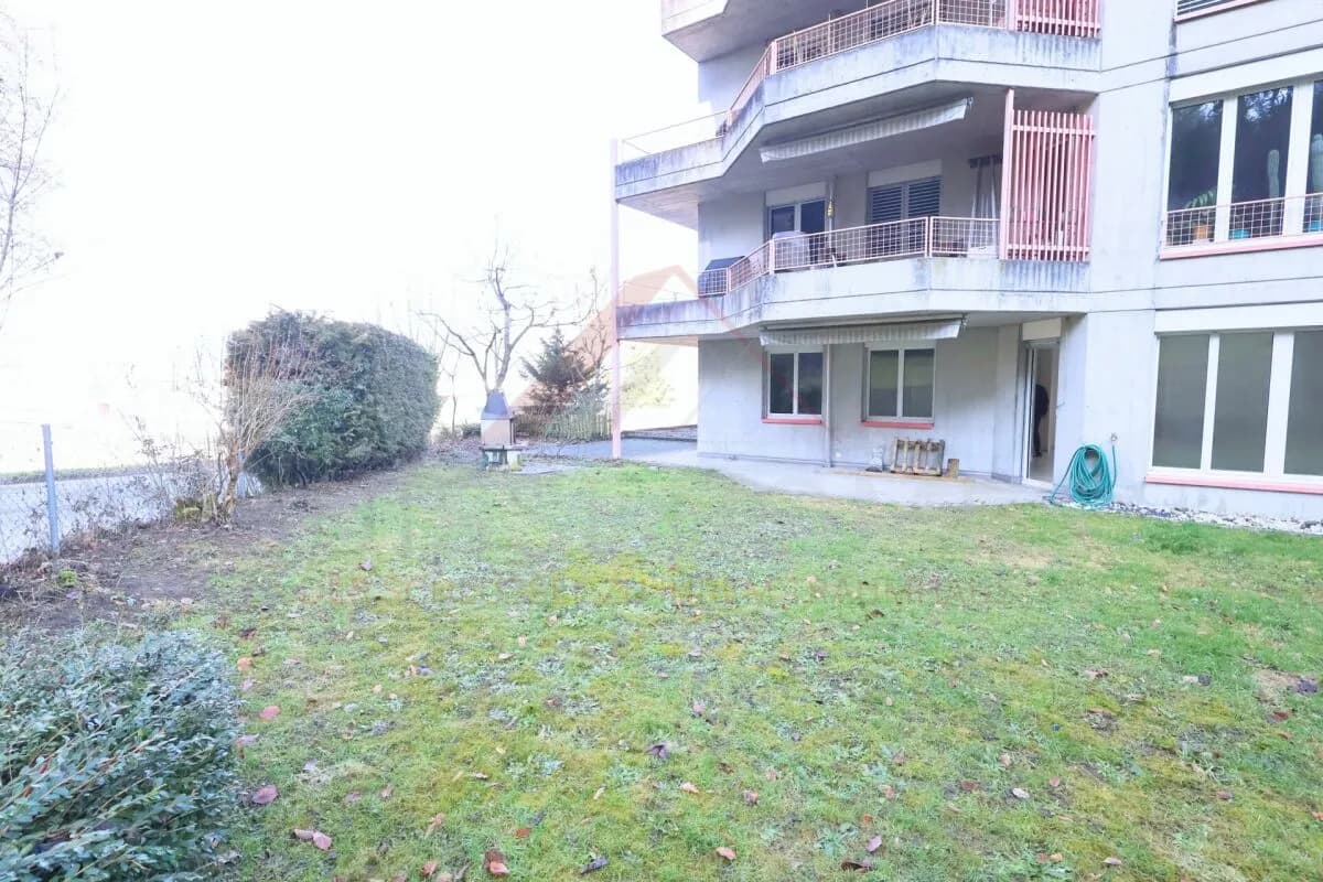 Moderne 4.5-Zimmer-Erdgeschosswohnung mit 36 m² Sitzplatz, Einzelgarage und stufenlosem Zugang in Studen BE