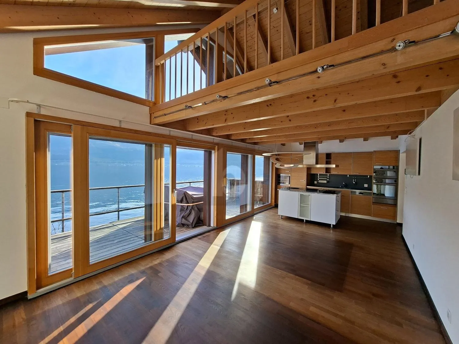 MIT HERRLICHER AUSSICHT AUF SEE UND BERGE