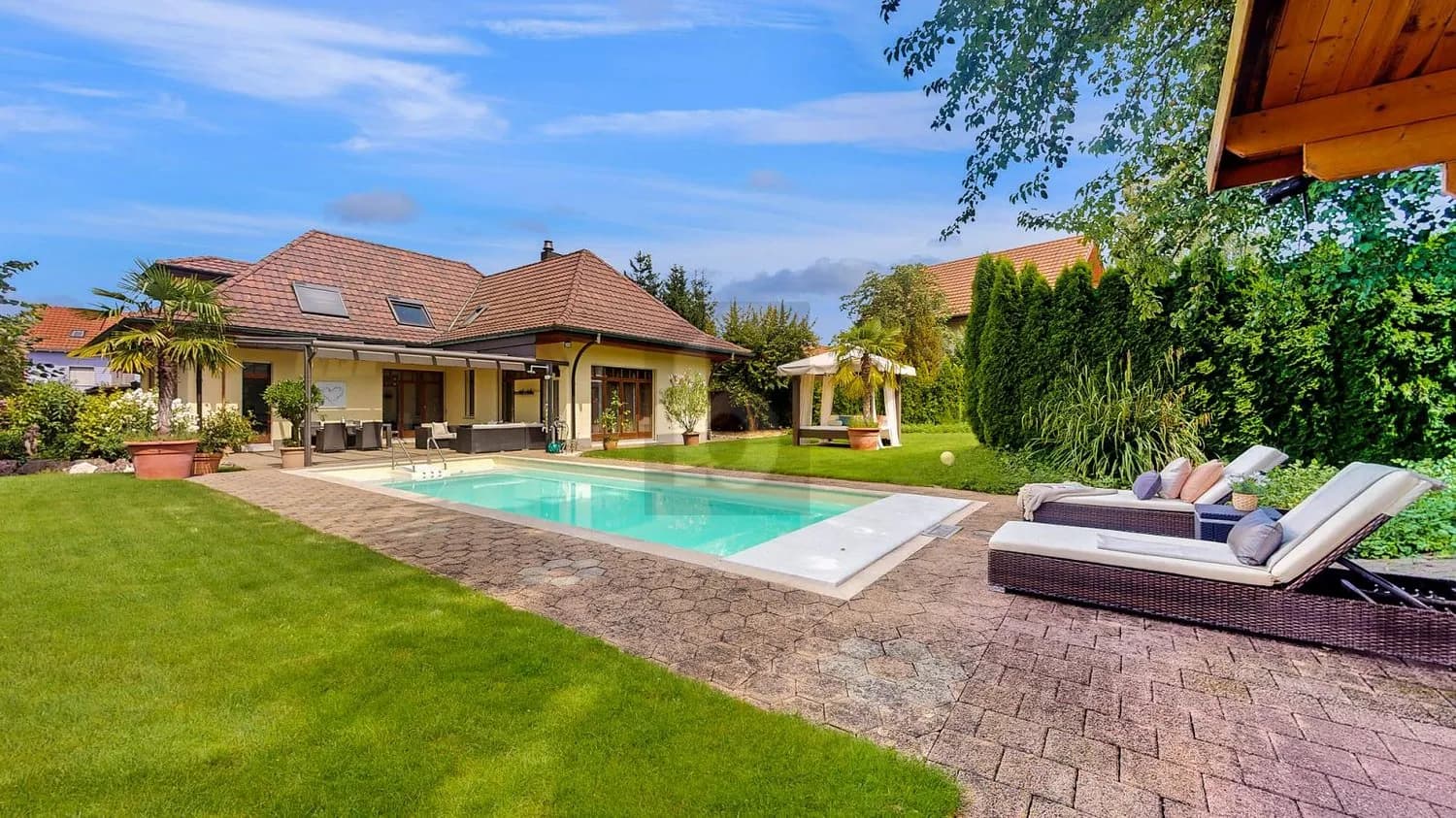 EXKLUSIV MIT POOL, TRAUMGARTEN UND WEINKELLER