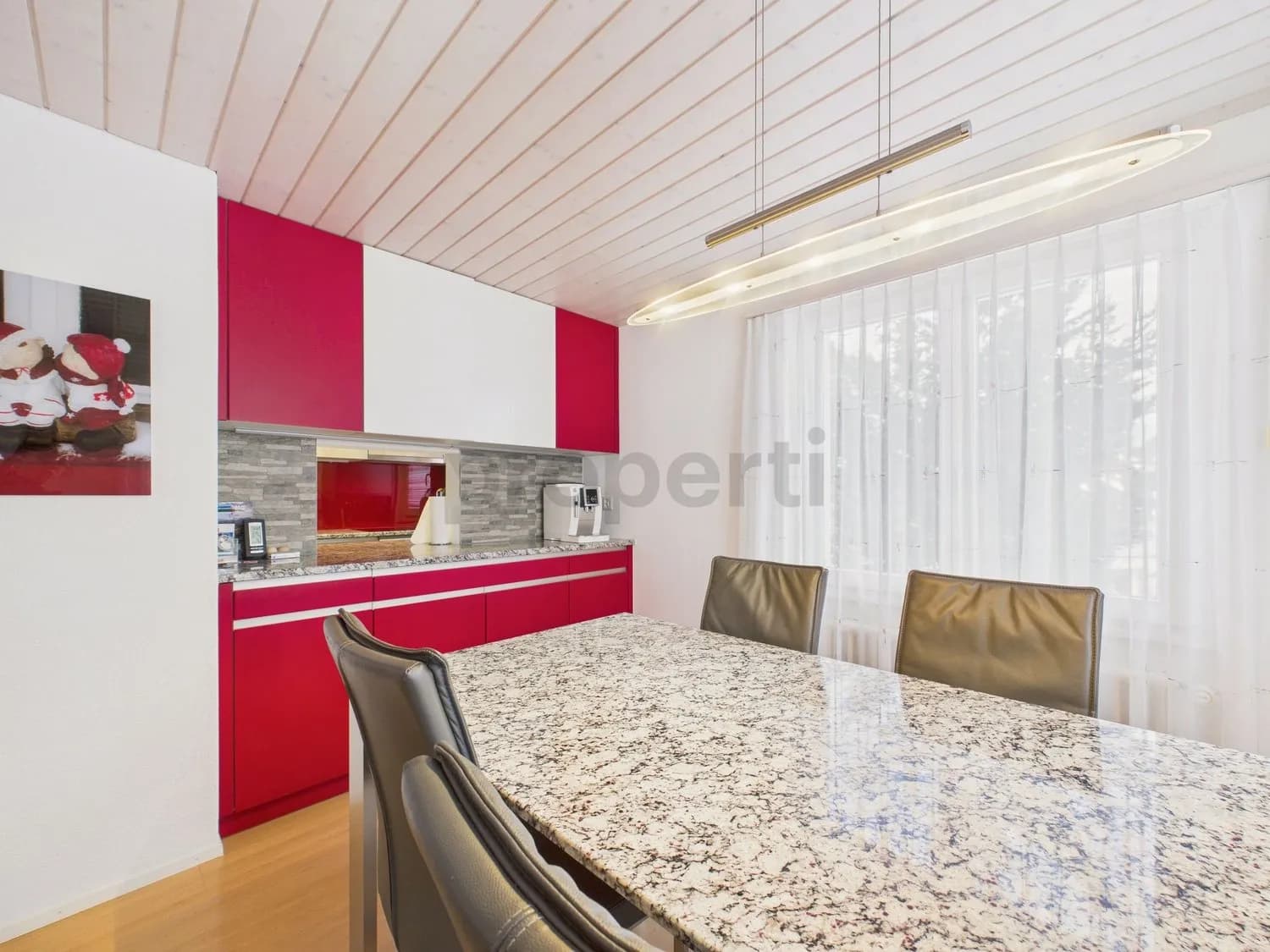 Geräumiges 7-Zimmer-Mehrfamilienhaus mit idealer Lage nahe Schule und Einkauf, Oberiberg