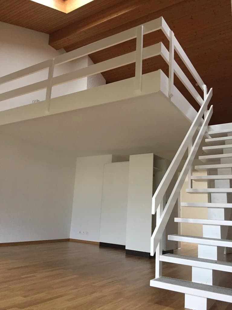 Befristete Galeriewohnung mit Cheminée und 2 Balkonen