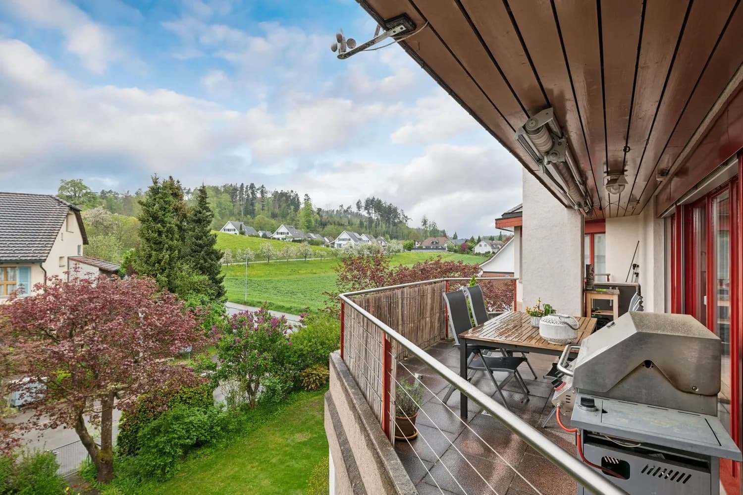 Den Sommer auf den Terrassen der hellen Attika- Maisonette in Henggart geniessen?