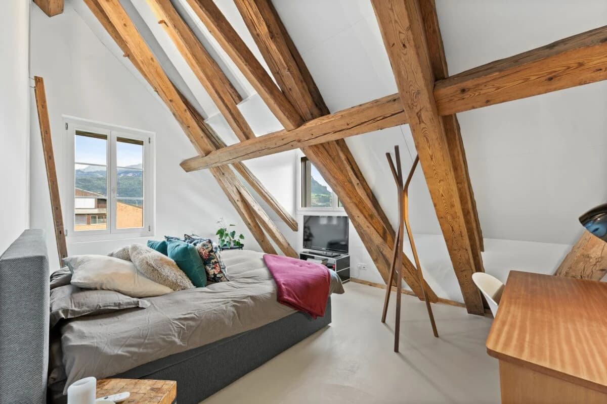 Stilvolle Dachmaisonette mit Sicht auf Mythen, See und ins saftige Grün