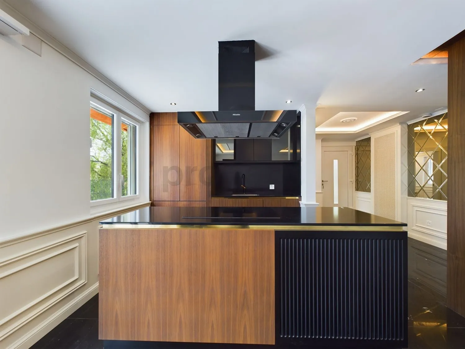 Moderne 4.5 Zimmer-Wohnung mit grosszügiger Terrasse und Garten in Küsnacht