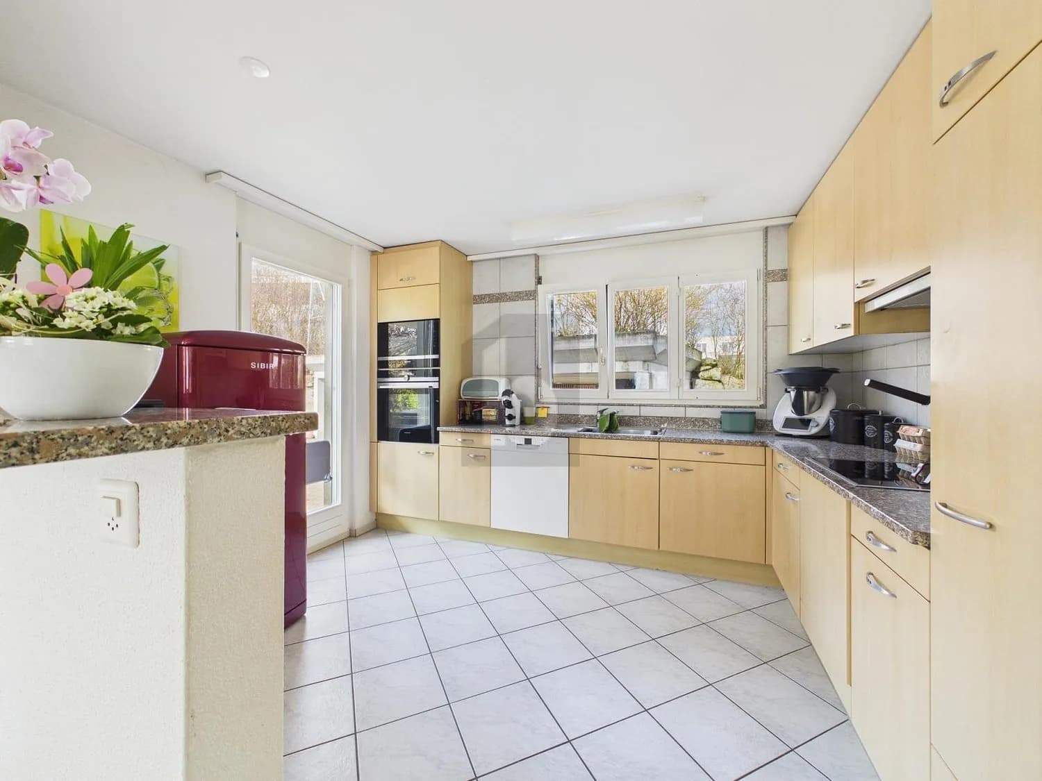 MIT RIESIGEM GARTEN AN RUHIGER LAGE