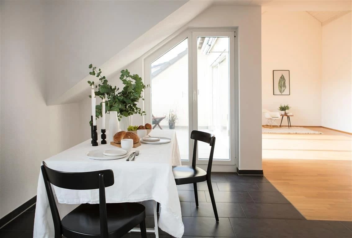 Ruhige Dachwohnung mit Loggia