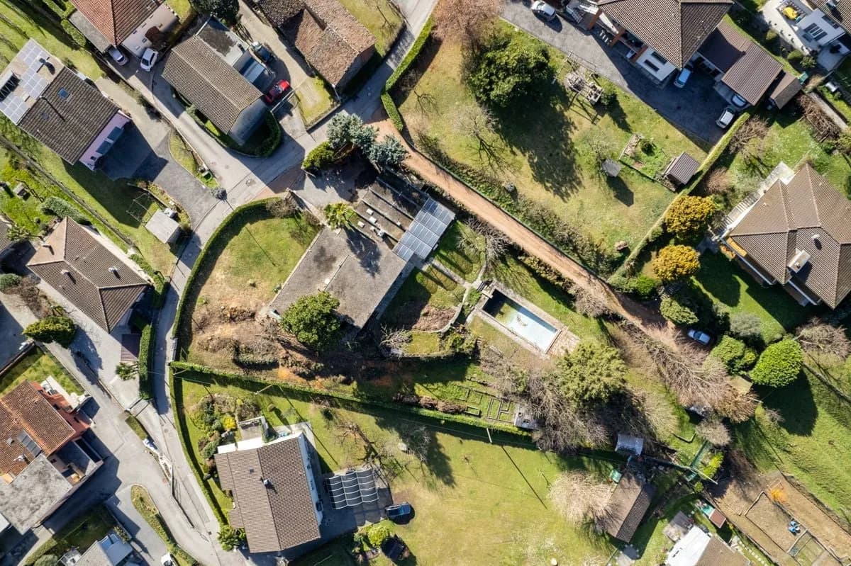 Villa mit grossem Grundstück und Landreserve (R2) / Villa con ampio terreno e riserva edificabile (R2) / Villa with large plot and development reserve (R2)