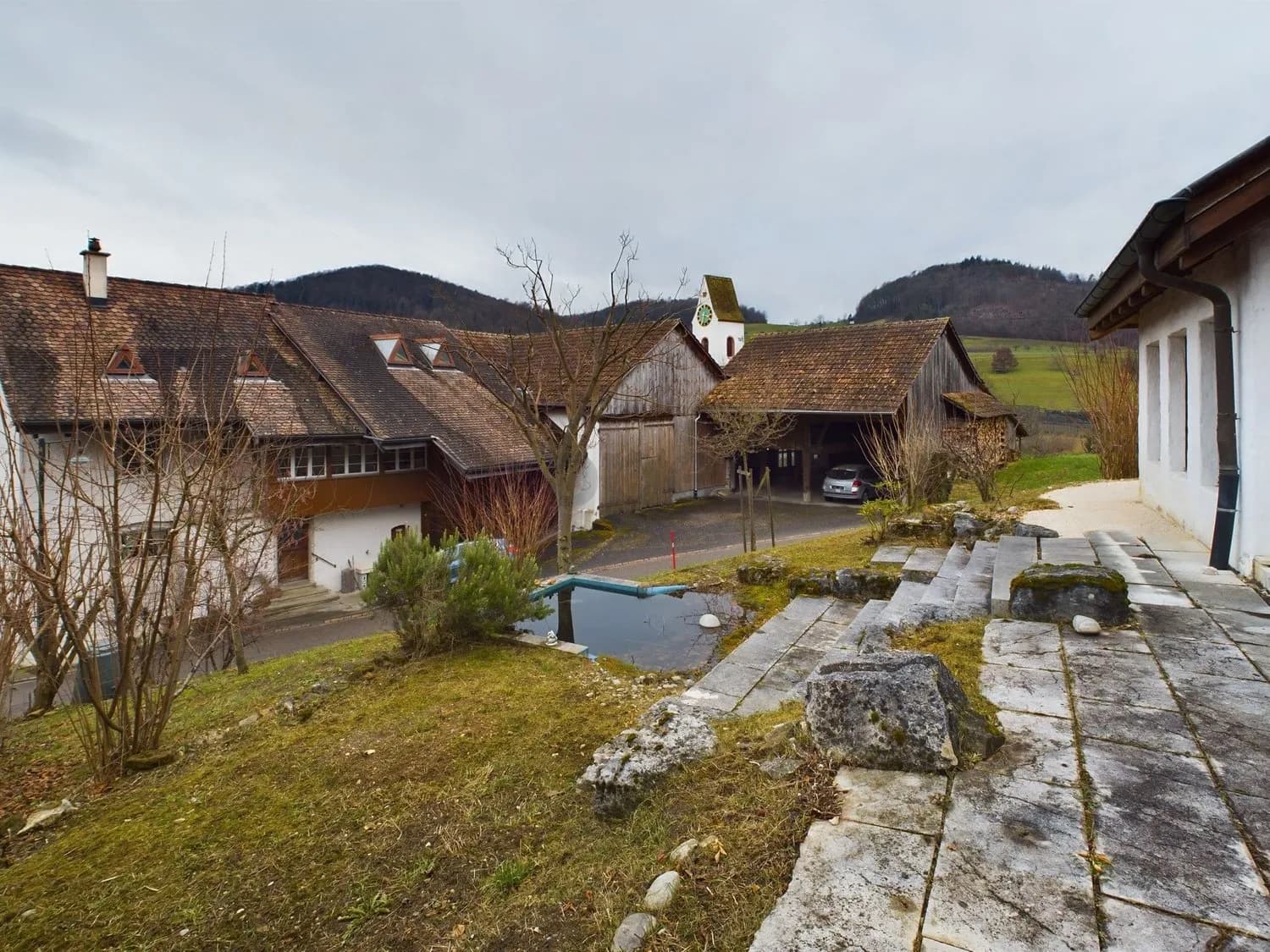 Ruhiges 3.5-Zimmer-Duplex-Haus mit schönem Garten und kleinem Teich in Maisprach