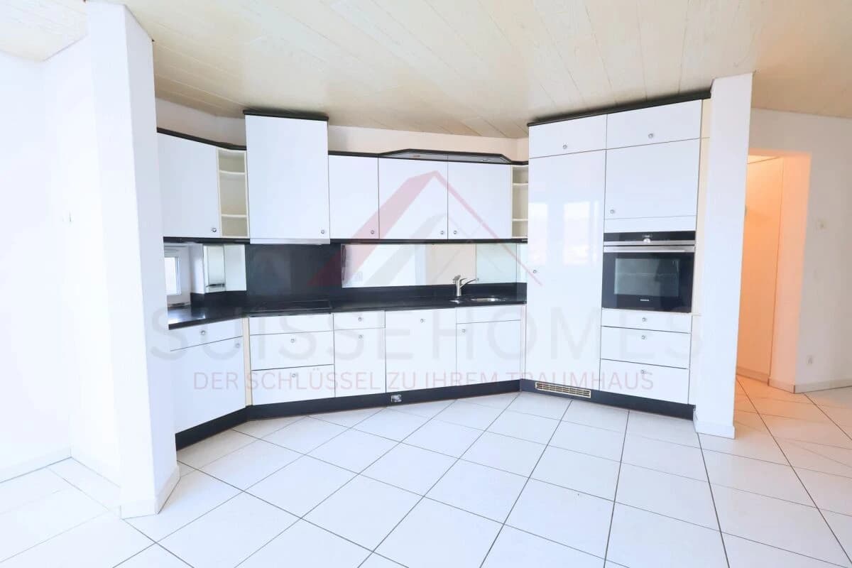 Moderne 4.5-Zimmer-Erdgeschosswohnung mit 36 m² Sitzplatz, Einzelgarage und stufenlosem Zugang in Studen BE