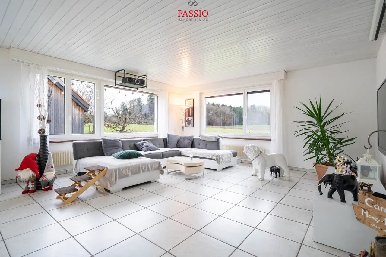 12-Zimmer 2-Familienhaus mit Pool & unverbaubarer Lage nahe Bern