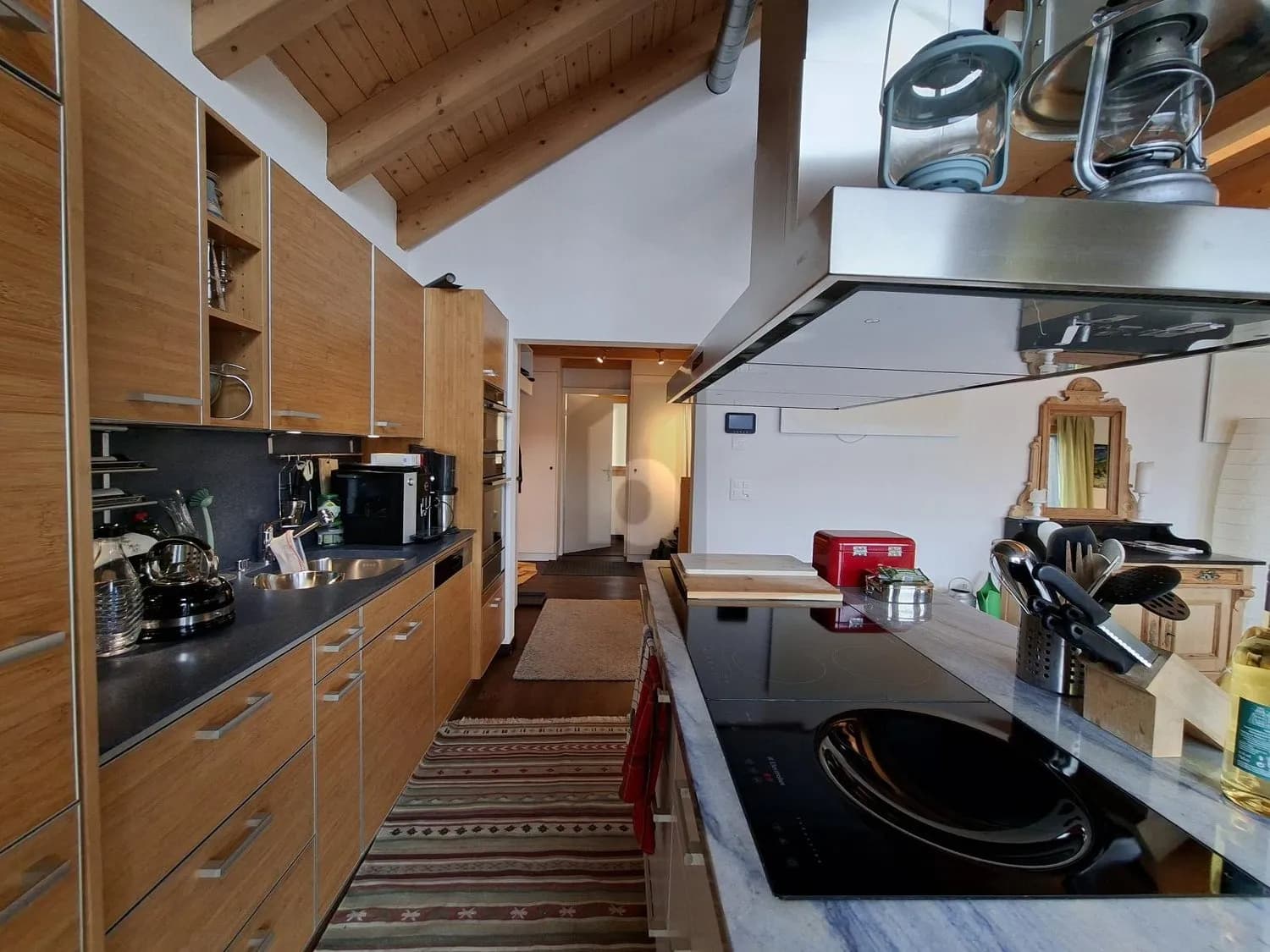 MIT HERRLICHER AUSSICHT AUF SEE UND BERGE