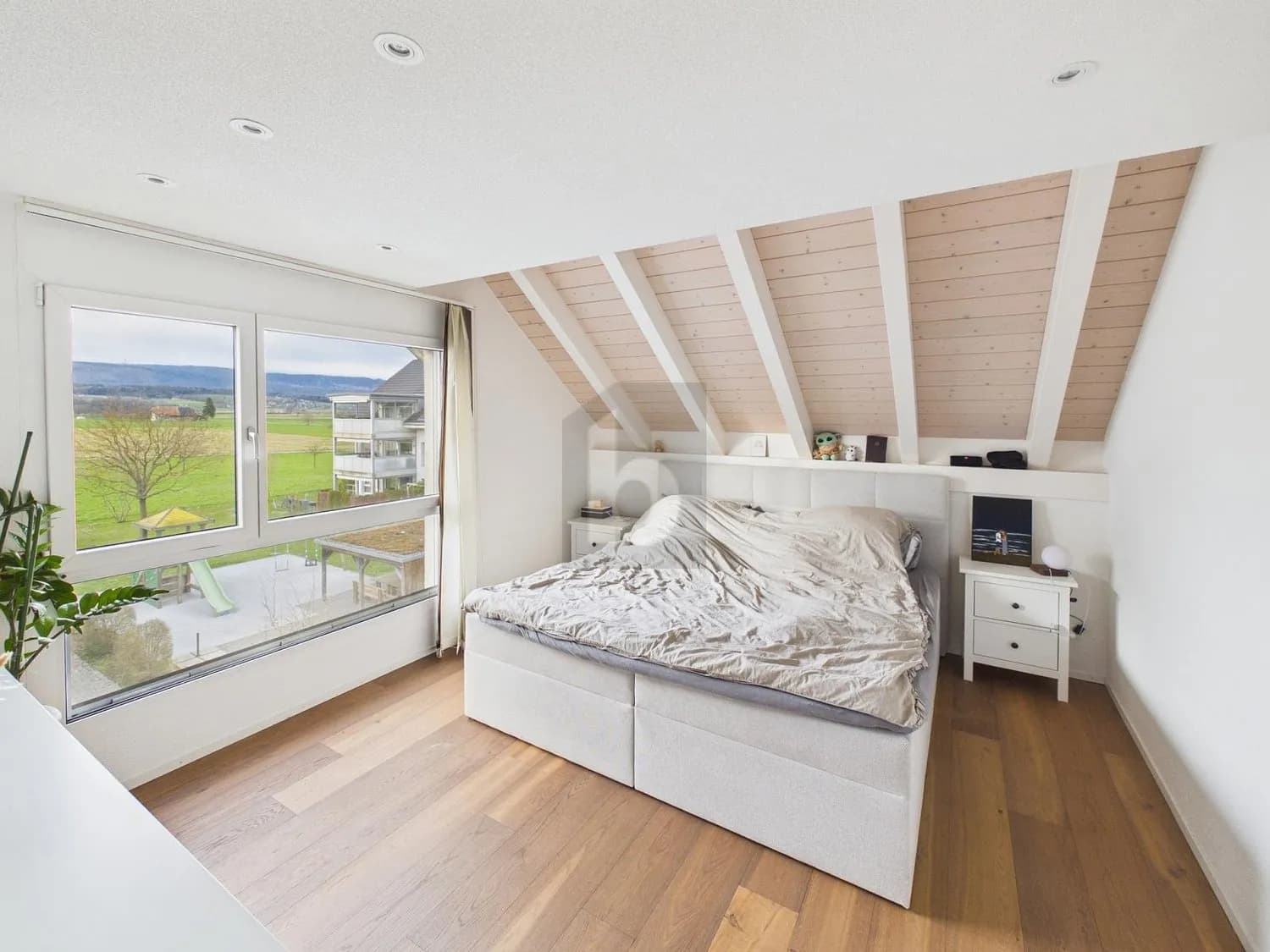 GROSSZÜGIG, LICHTDURCHFLUTET MIT GALERIE