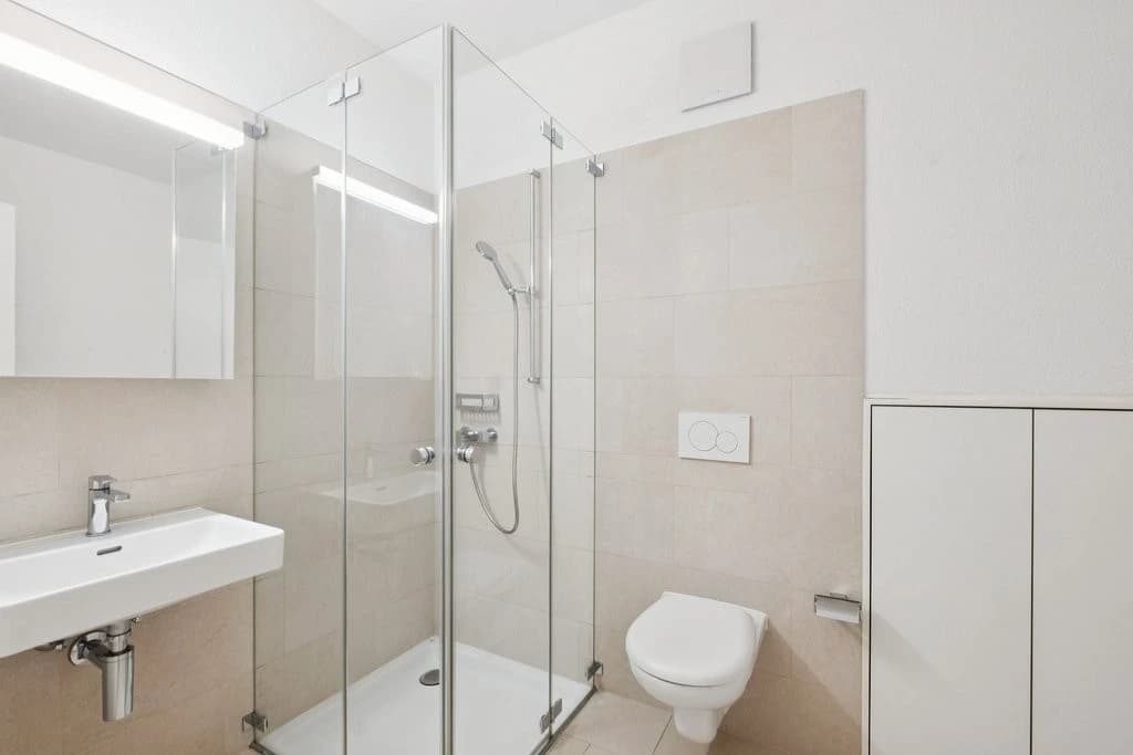 Viel Wohnraum und zwei gedeckte Sitzplätze