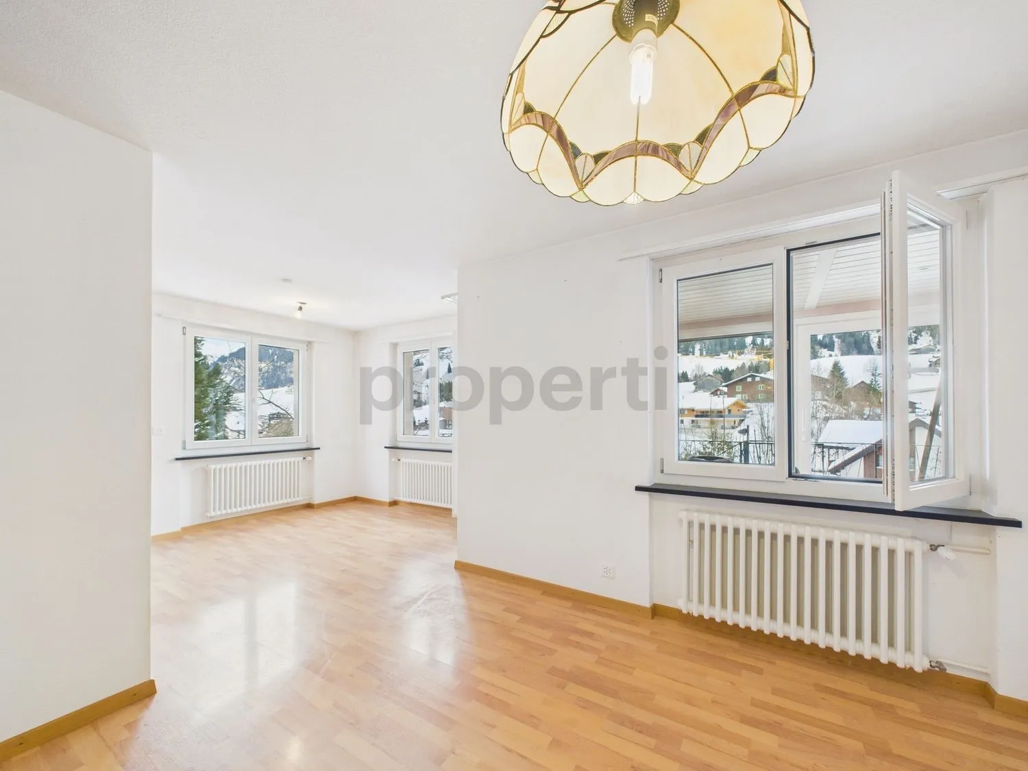 Geräumiges 7-Zimmer-Mehrfamilienhaus mit idealer Lage nahe Schule und Einkauf, Oberiberg