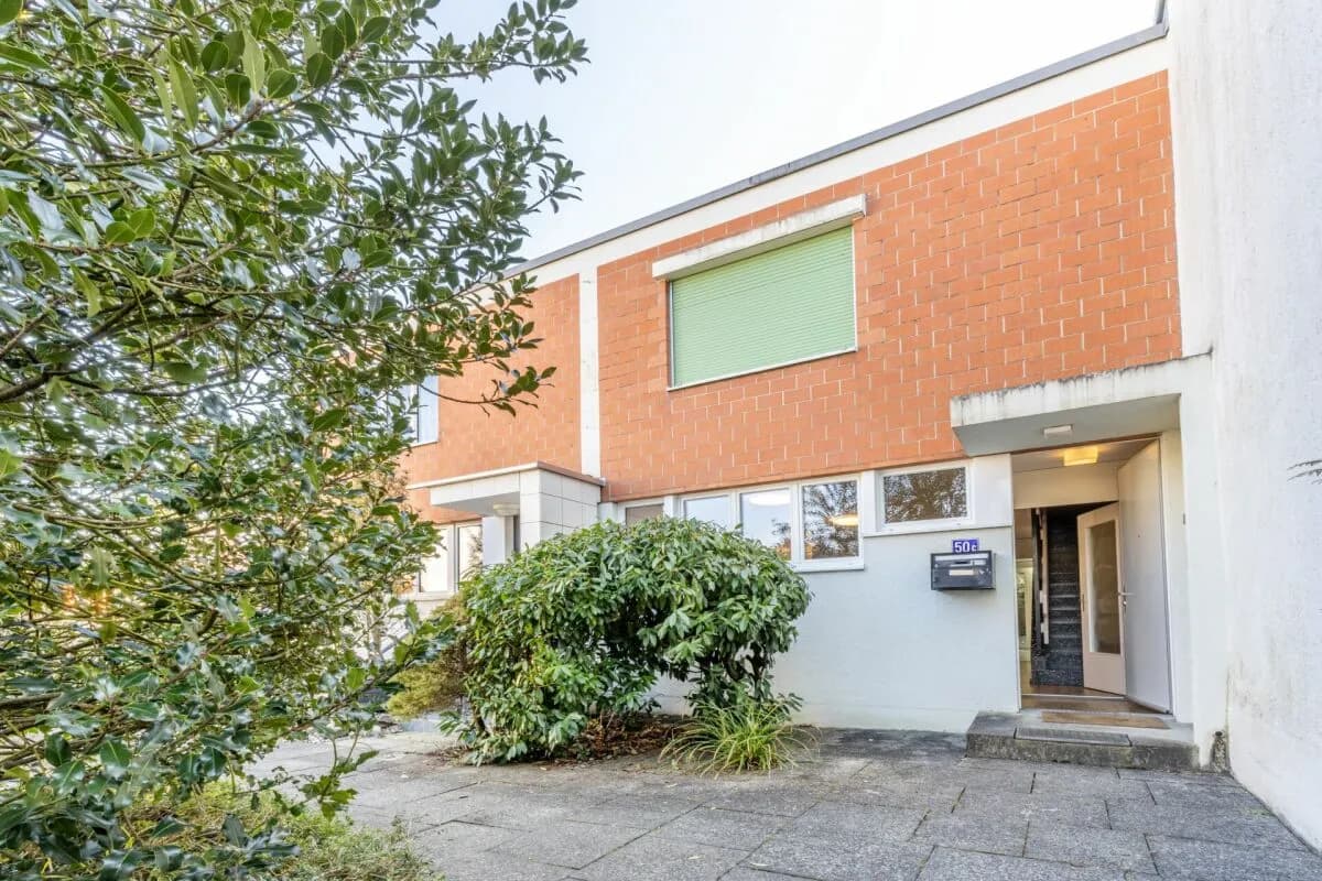 Renoviertes 5-Zimmer Mittelhaus mit Aussenparkplatz im beliebten Nägelseequartier