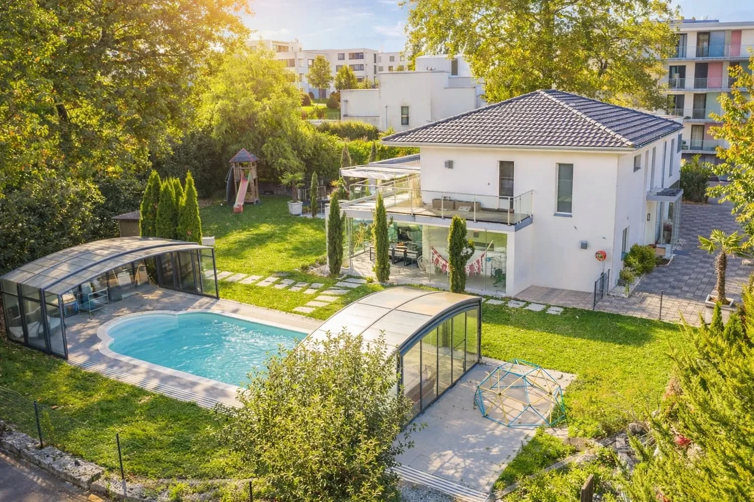 ZWEI GENERATIONEN, EIN ZUHAUSE - MEHRGENERATIONENHAUS MIT POOL
