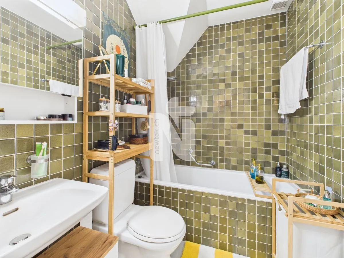 Charmante 2,5-Zimmer-Maisonette mit Terrasse, Ausblick und Naturfels