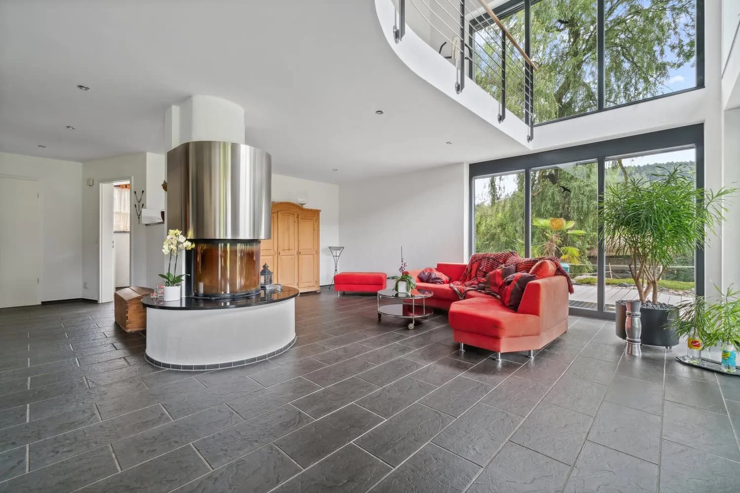 WOHNEN UND REITEN VEREINT - STILVOLLE DOPPELEINFAMILIEN HAUSHÄLFTE MIT ÜBER 6'000 m² GRUNDSTÜCK