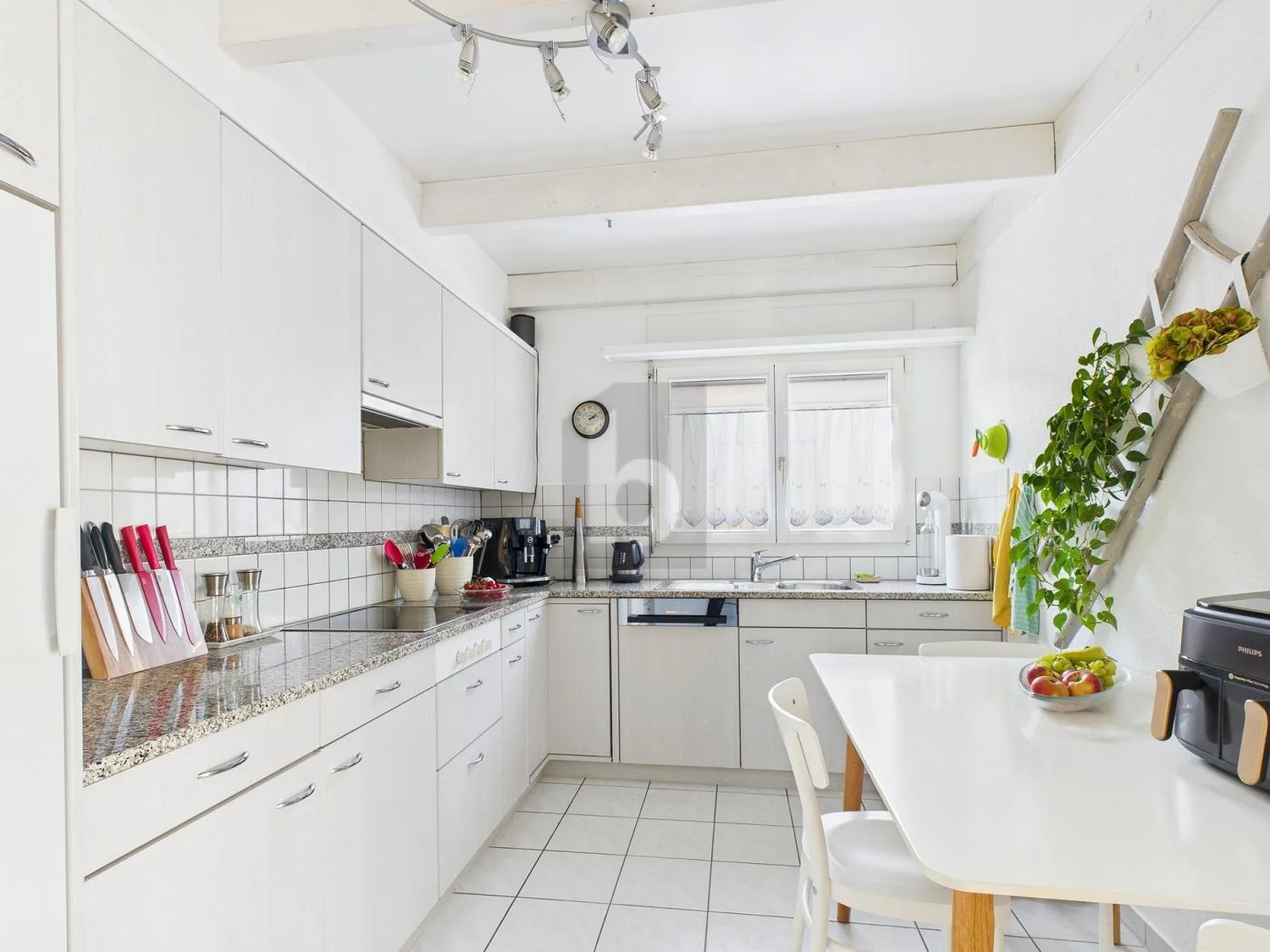 LICHTDURCHFLUTET MIT PARADIESISCHEM GARTEN