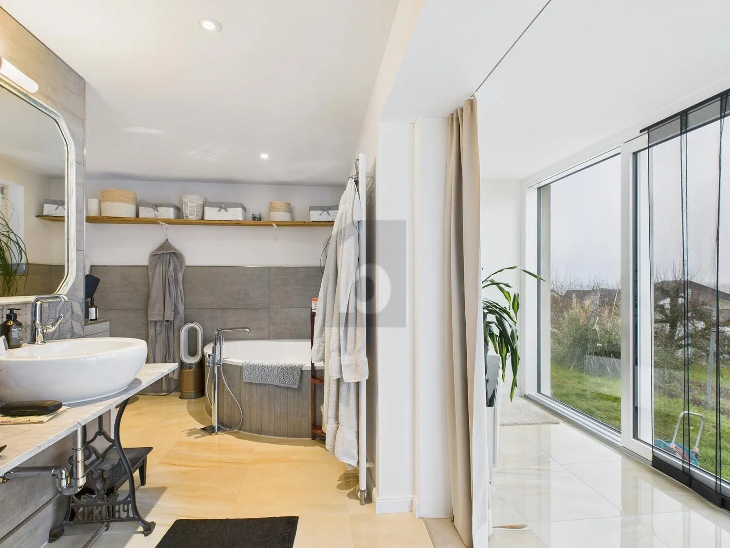 GEHOBENER STANDARD MIT SEHR GROSSEM GARTEN