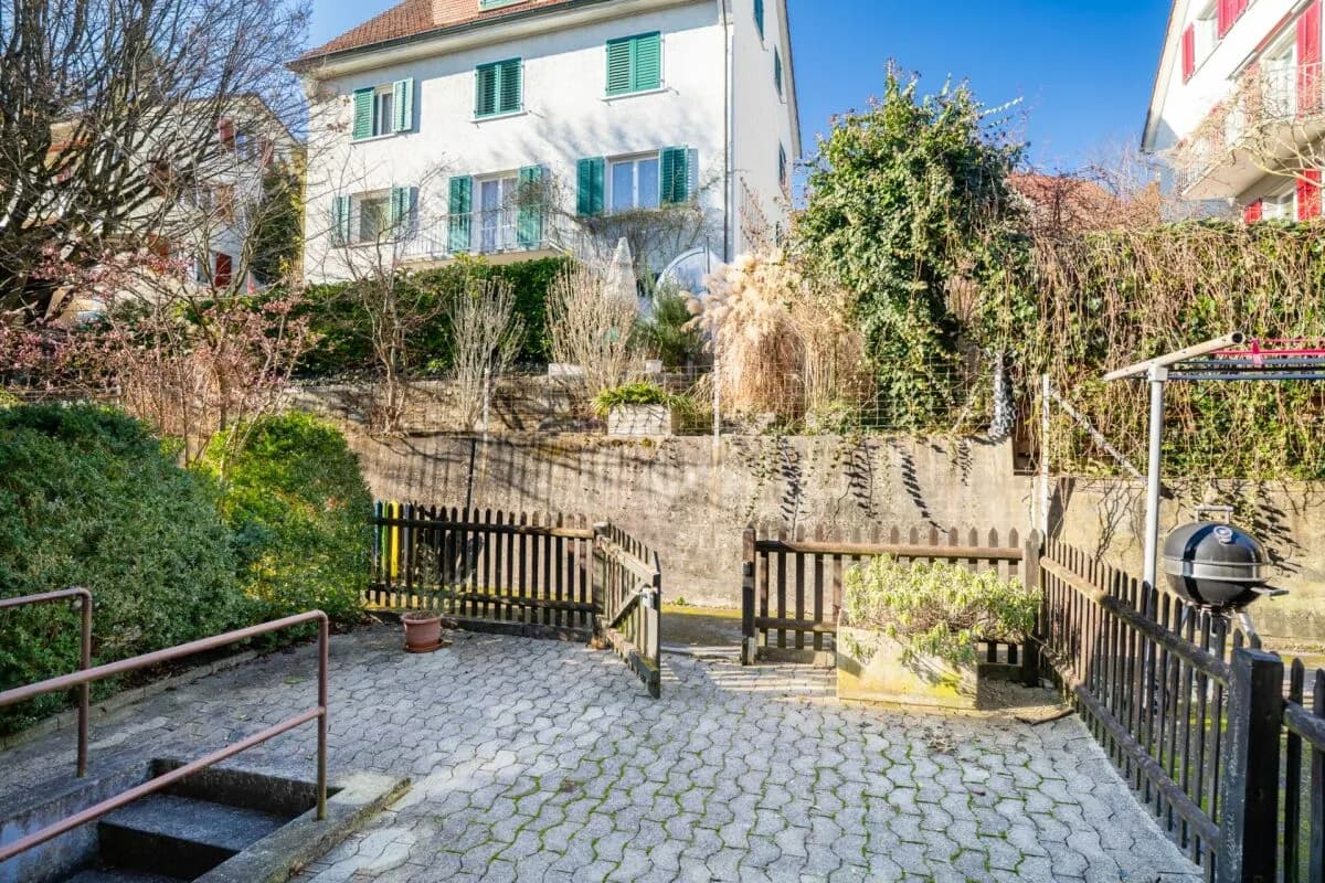 Charmantes 5.5 Zimmer Mittelhaus mit Potenzial an beliebter Lage