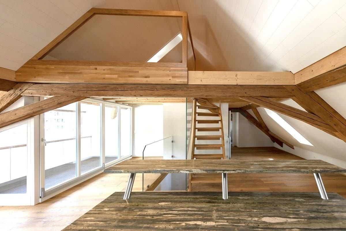 Grosse, moderne Dachwohnung mit direktem Liftzugang