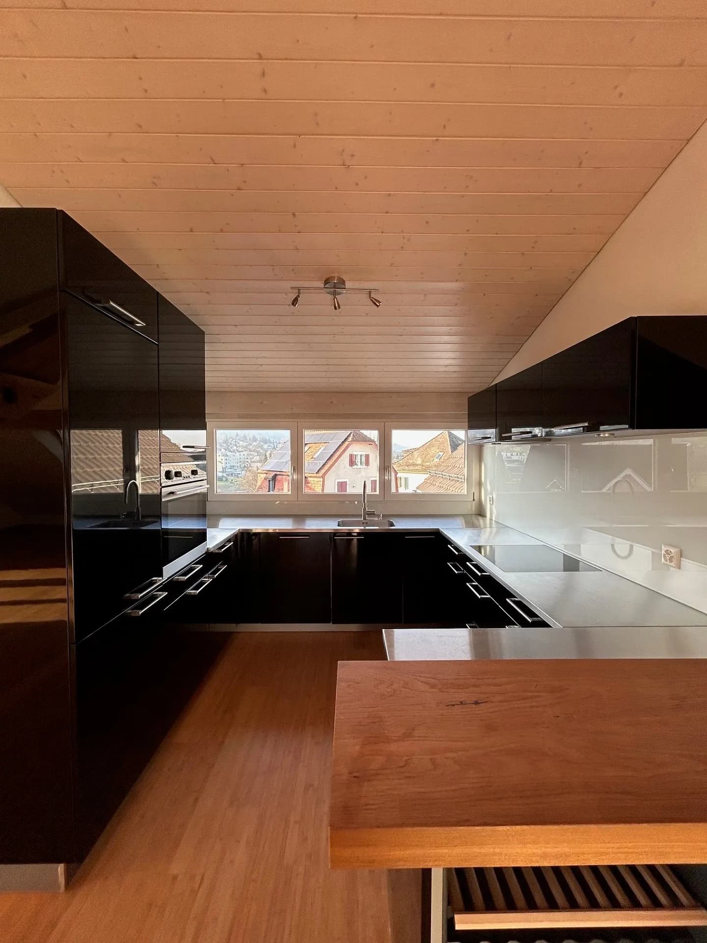 Viel Platz mit grossem Balkon und Weitsicht