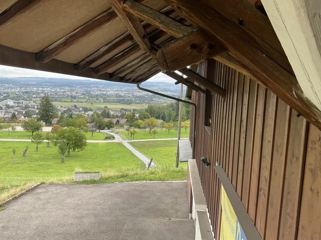 Freistehendes umgebautes Bauernhaus mit Wohn-/Gewerbeteil in der Freihaltezone