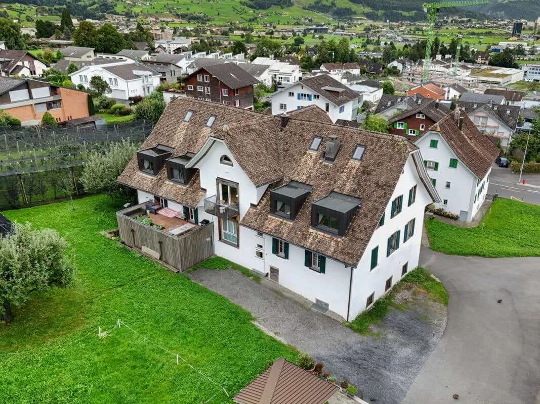 Stilvolle Dachmaisonette mit Sicht auf Mythen, See und ins saftige Grün