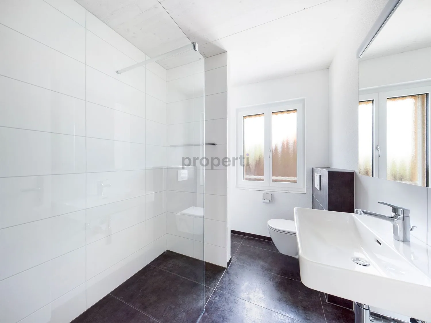 Moderne 3.5-Zimmer-Dachwohnung mit Balkon in Diessbach bei Büren