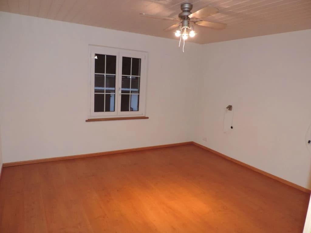 Grosszuegige 3.5-Zimmer-Wohnung mit sonnigem Balkon in Schnotwill