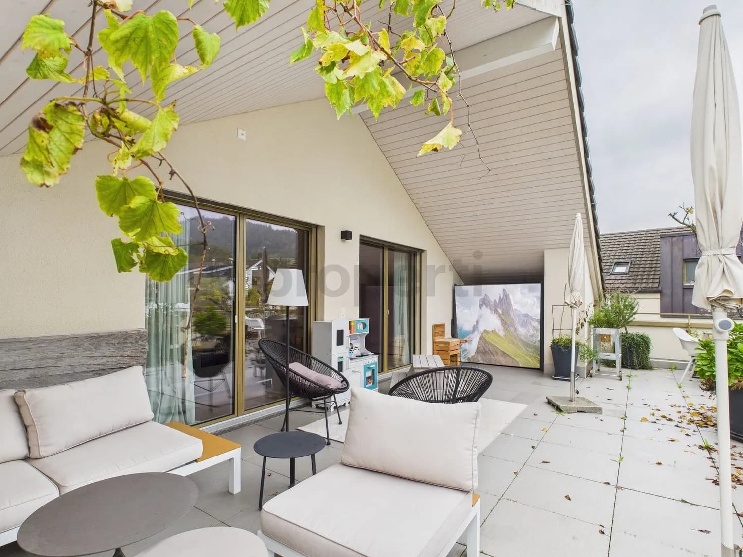 Moderne 5.5-Zimmer Dachwohnung in Erlinsbach mit wunderschöner Terrasse, von wo Sie die Abendsonne geniessen können