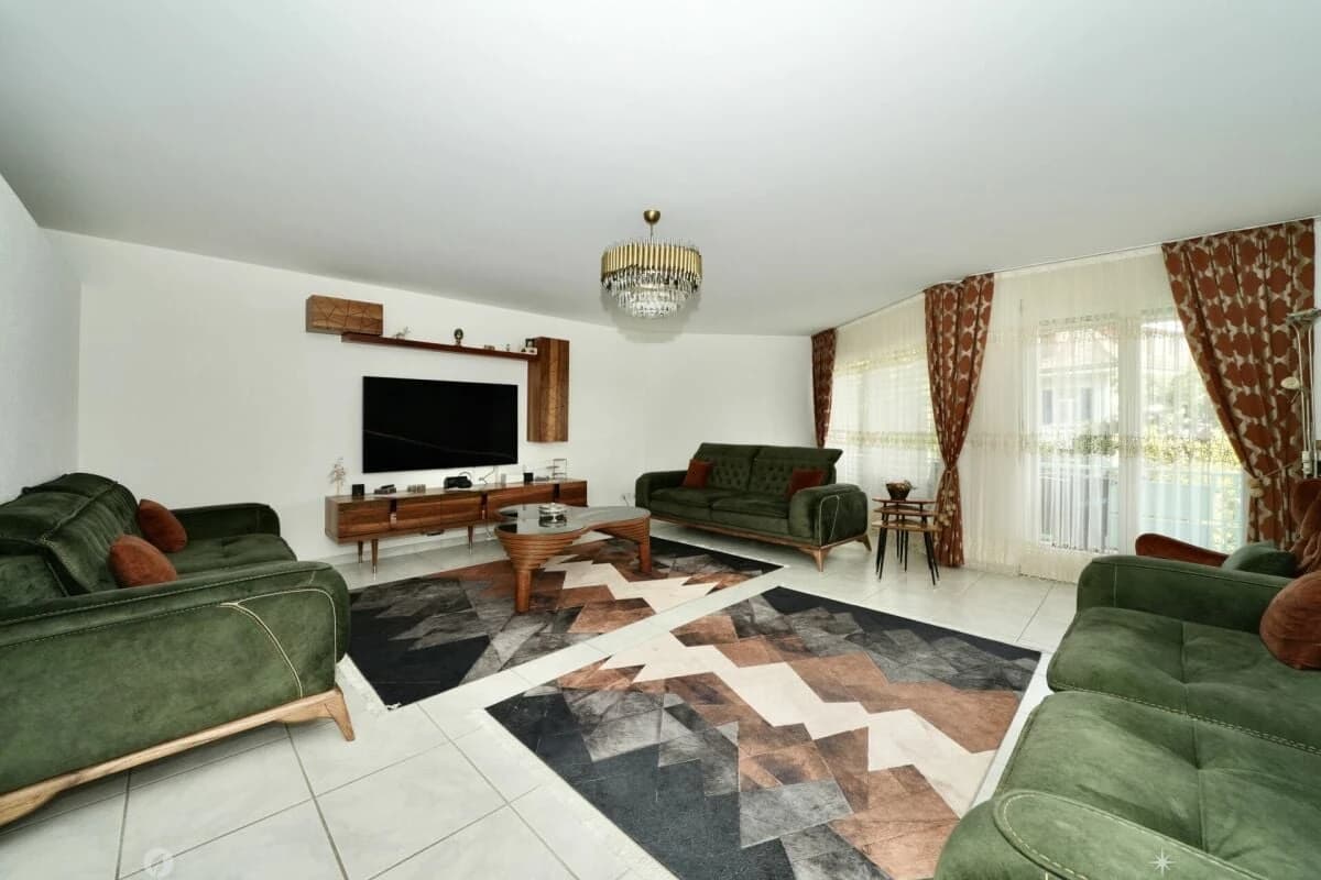 GROSSZÜGIGE WOHNUNG IN ZENTRALER LAGE