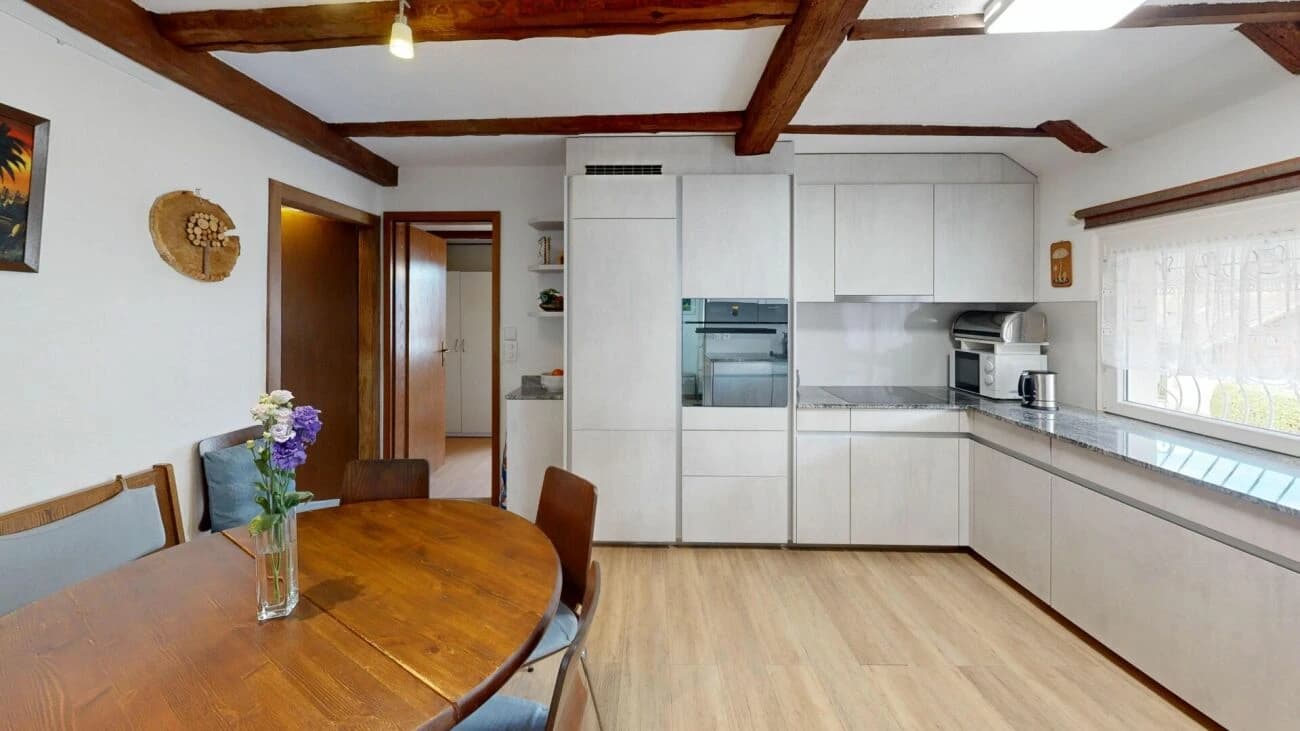 Charmanter Hausteil mit separatem Atelier und grossem Garten