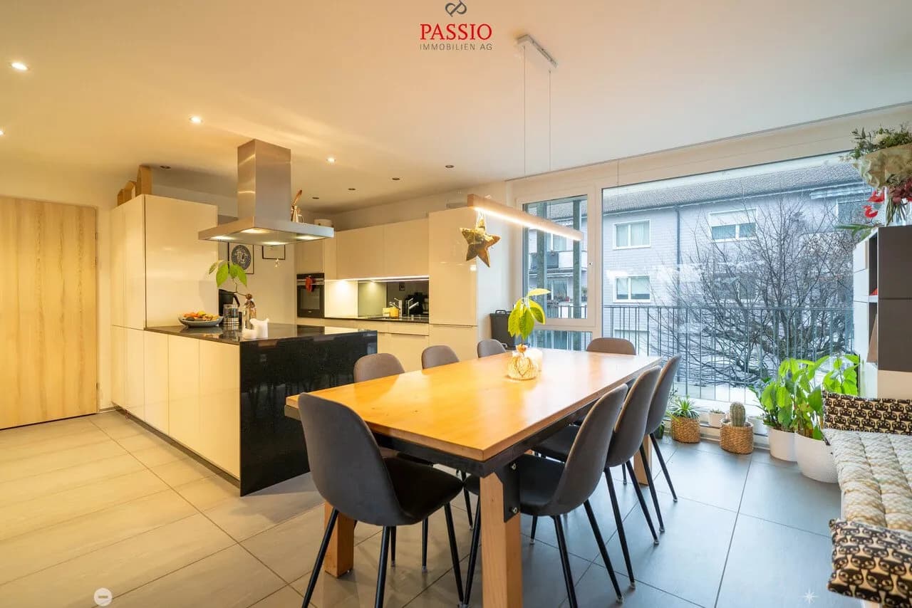 Moderne 4.5-Zimmer Wohnung mit grossem Balkon und Kanalsicht