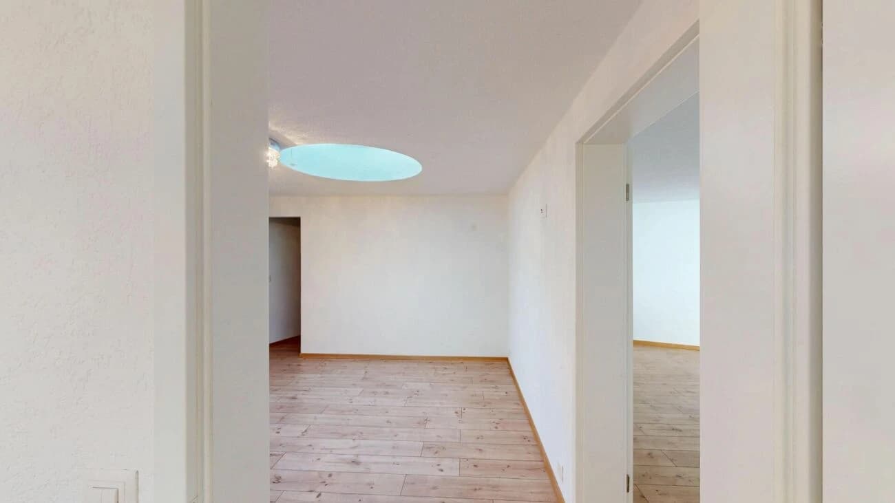 3.5-ZIMMER-WOHNUNG IN BRUNNEN - KOMPLETT RENOVIERT & MIT BESONDEREM LICHTKONZEPT