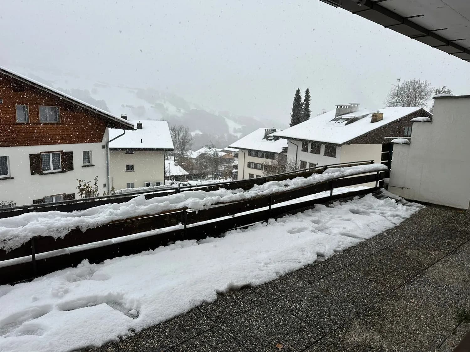 Ruhige 3.5-Zimmer-Wohnung mit praktischem Einstellplatz, Saas im Prättigau