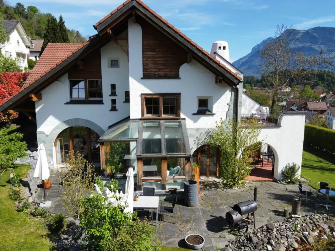 8 ½-Zi.-Einfamilienhaus mit 1 ½-Zi.-Wohnung an idyllischer Wohnlage mit herrlichem Weitblick