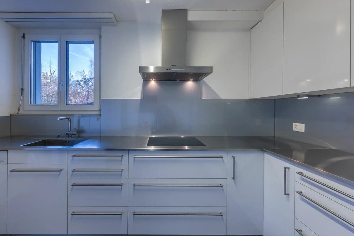 Grosse Sonnenterrasse plus Cheminée im exklusives Terrassenhaus beim Lindli