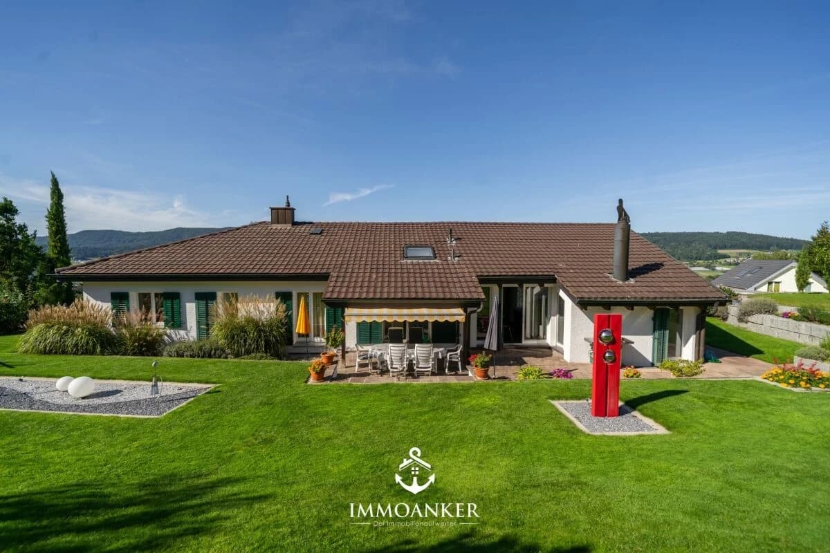 Grosszügiges 6.5-Zimmer-Einfamilienhaus mit viel Land und Entwicklungspotenzial in Dänikon