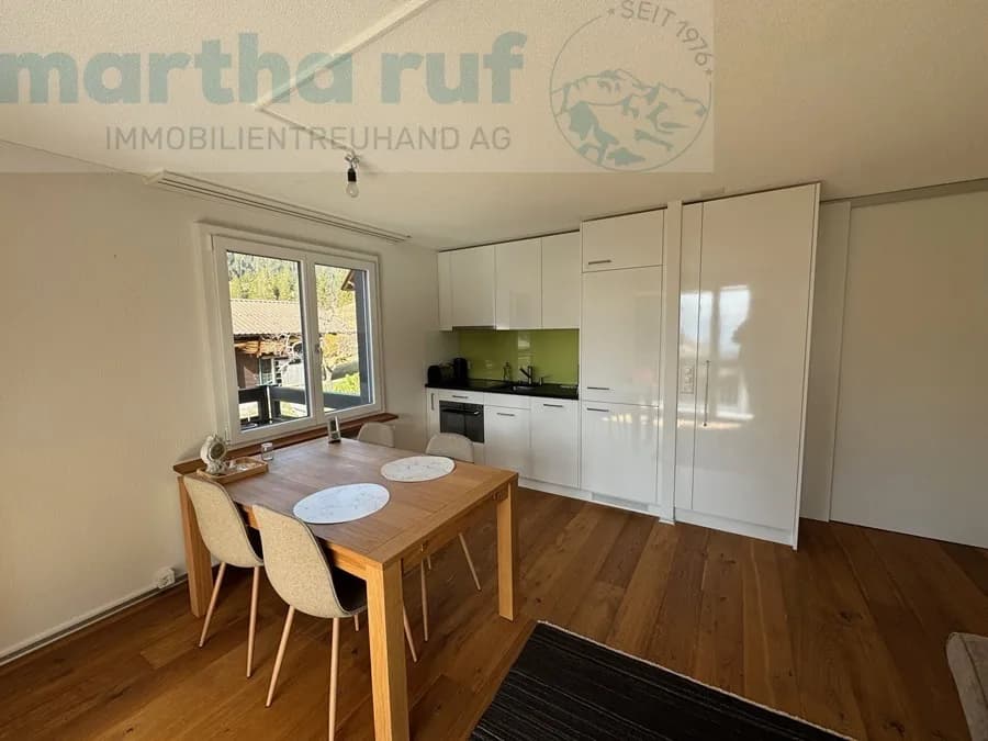 ruhige & moderne 2.5-Zim.-Ferienwohnung mit grossem Eckbalkon