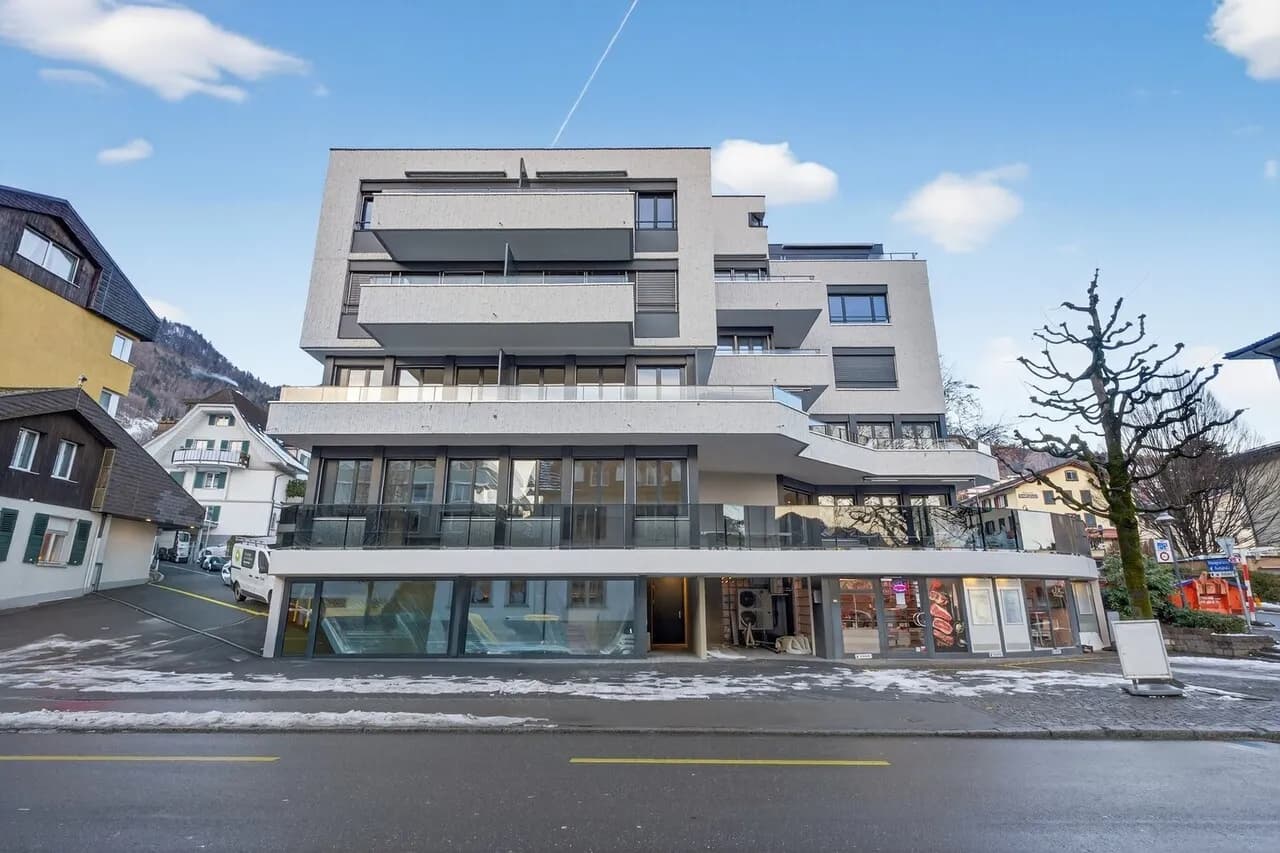 Erstvermietung: Kernsarnierte 3.5-Zimmer-Wohnung mit Berg & Seeblick