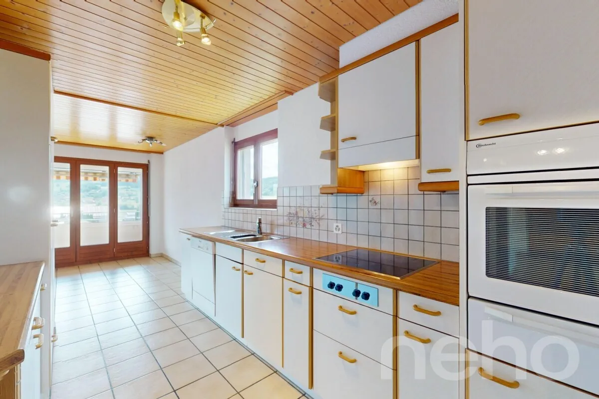 Helle 4.5-Zi.-Wohnung mit Aussicht, Cheminée und zwei Parkplätzen