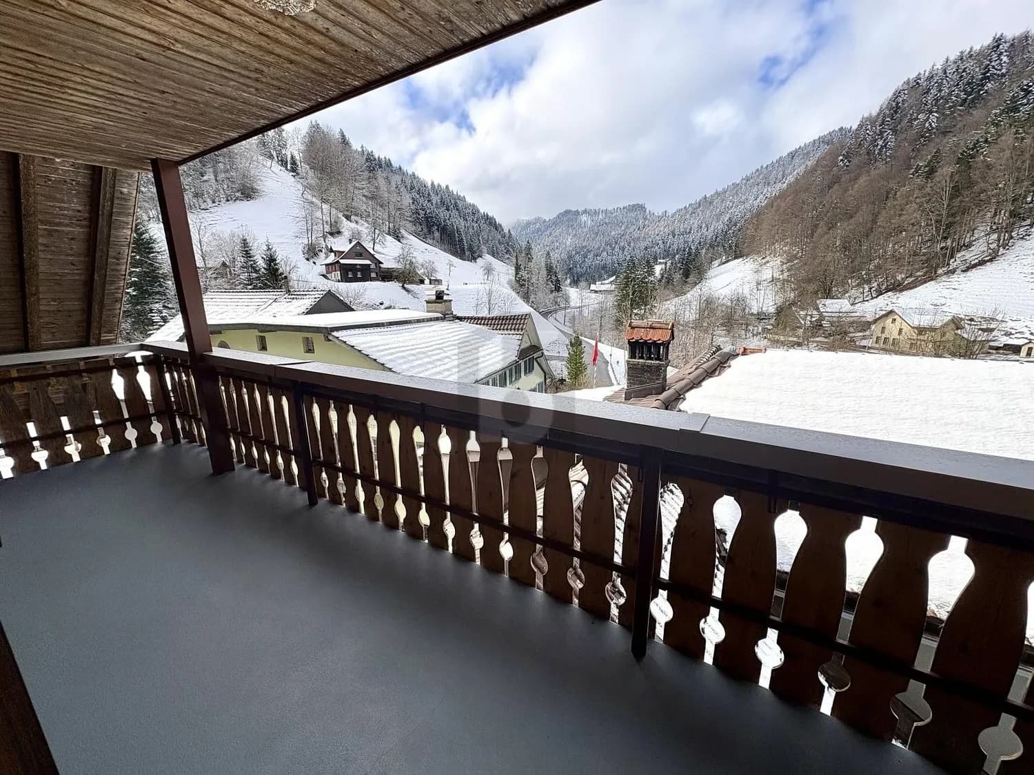 GROSSZÜGIG UND NATURNAH MIT BALKON