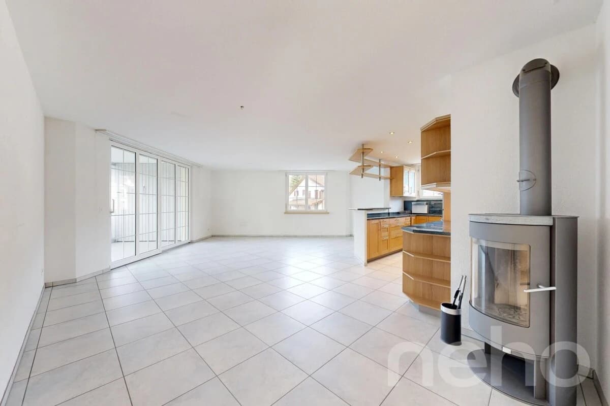 Helle 4.5-Zimmer-Wohnung mit verglastem Balkon